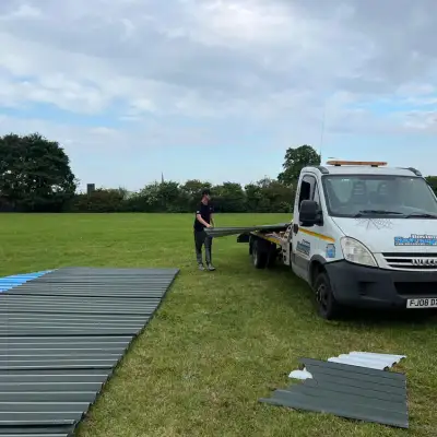 Jordan helping fix Grantham amature boxing club.: Click Here To View Larger Image